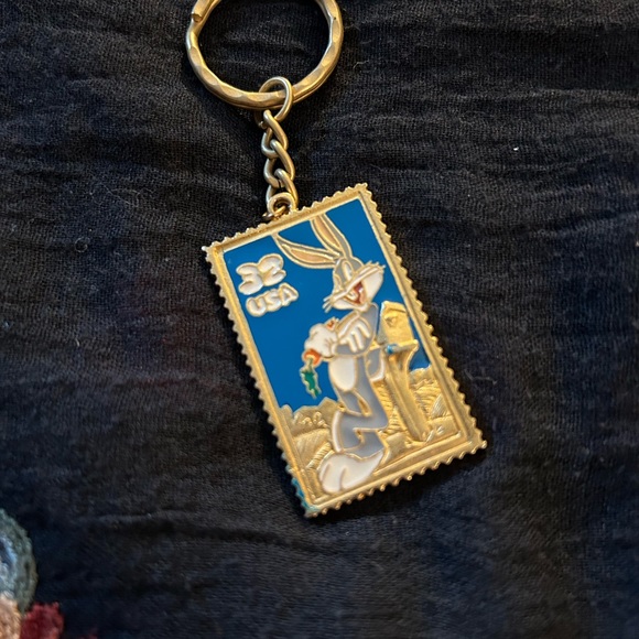 VTG Gold Tone Bugs Bunny Collector Stamp keychain. Dated 1992, In good condition - Picture 4 of 6